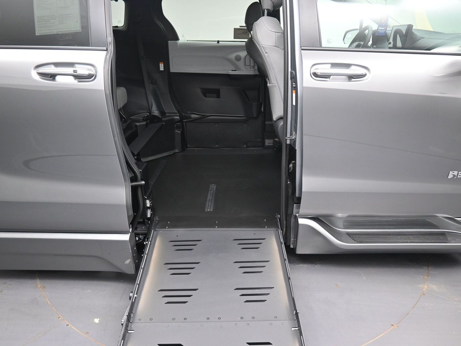 Grey Toyota Sienna image number 16
