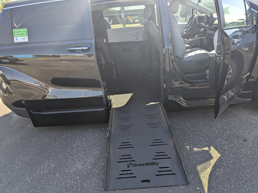 Black Toyota Sienna image number 1