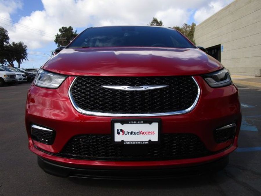 New 2025 Chrysler Pacifica Select Safety - BraunAbility Side Entry Entry Fold Out Automatic Ramp
