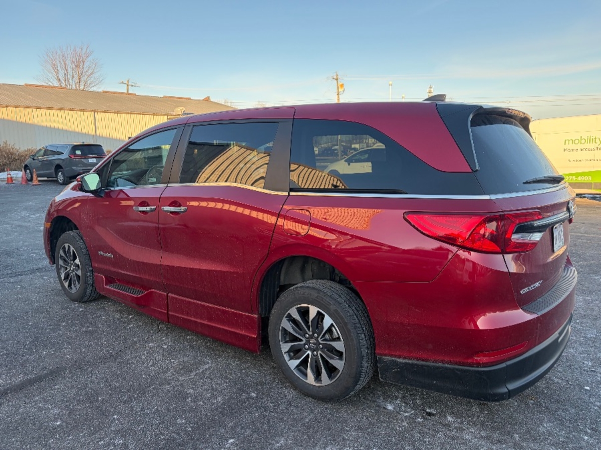 Red Honda Odyssey with Side Entry Automatic In Floor ramp