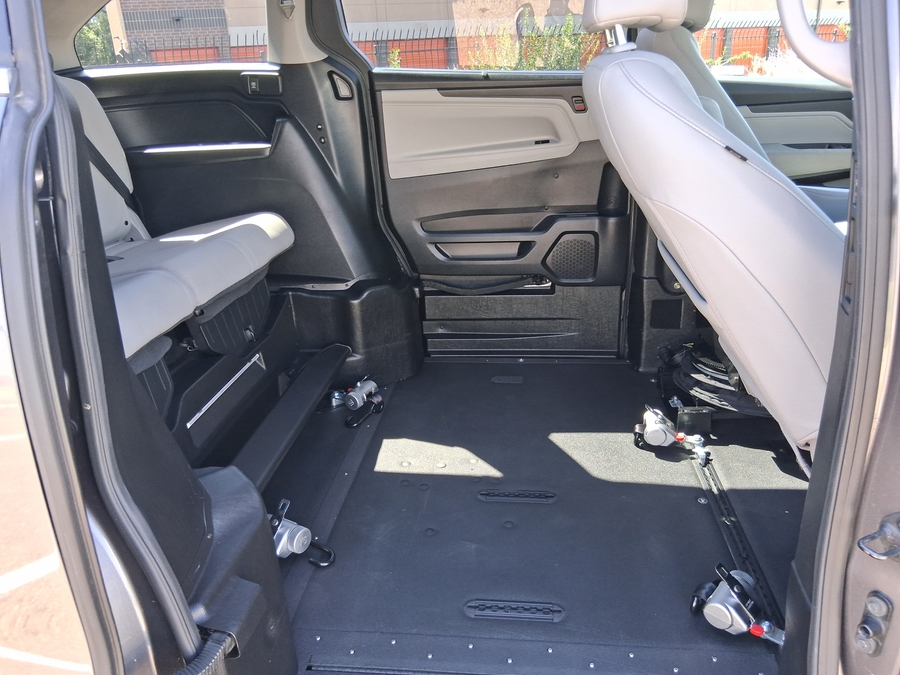 Grey Honda Odyssey image number 9