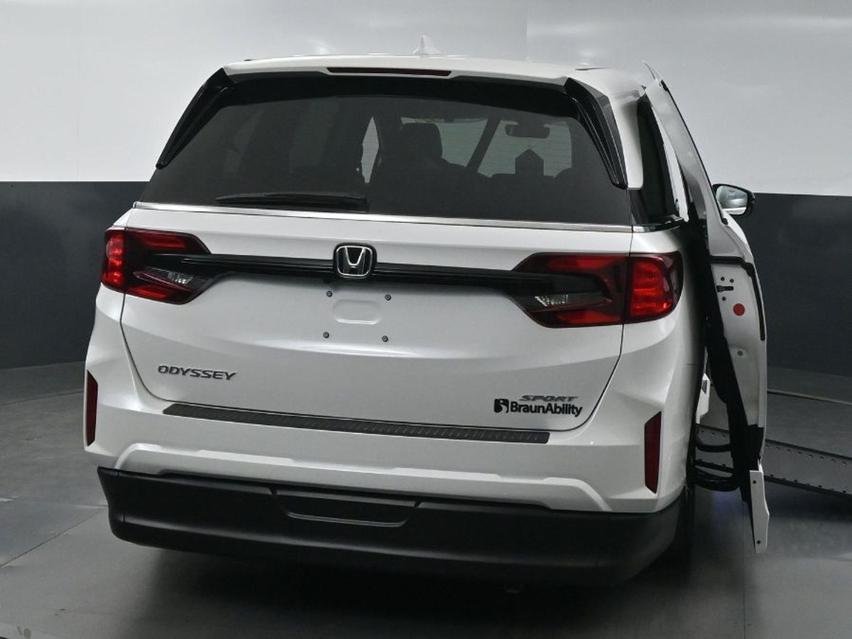 White Honda Odyssey image number 5
