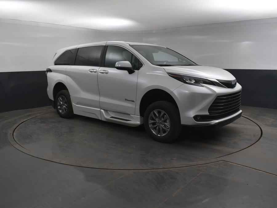New 2025 Toyota Sienna Hybrid XLE Base - BraunAbility Side Entry Entry Fold Out Automatic Ramp