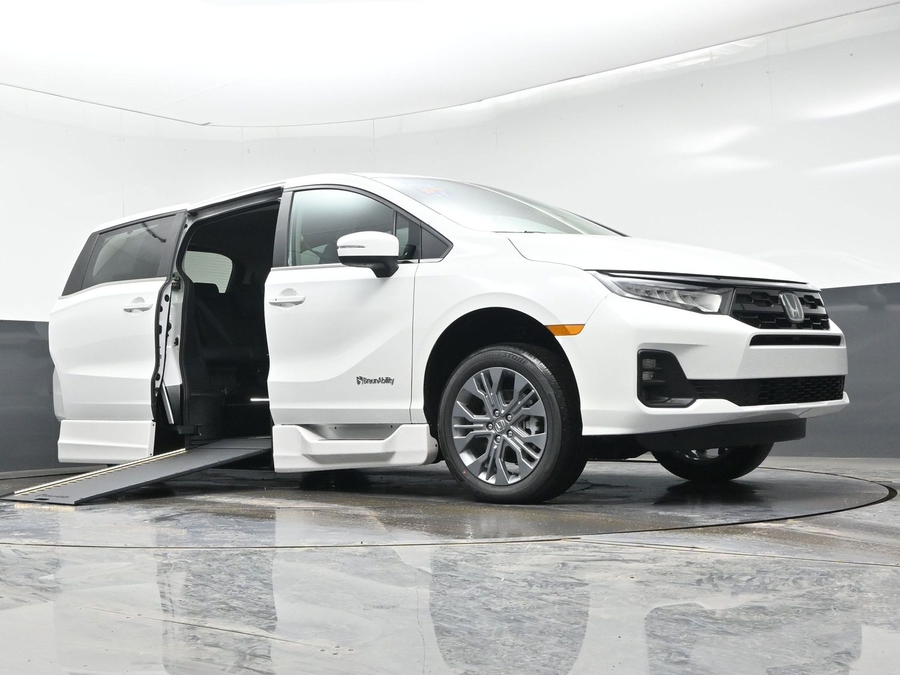 White Honda Odyssey image number 18