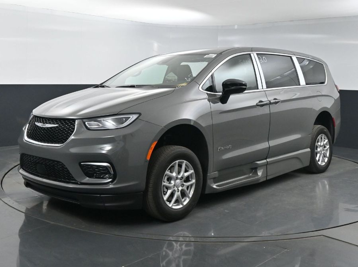 2025 Chrysler Pacifica Select's photo