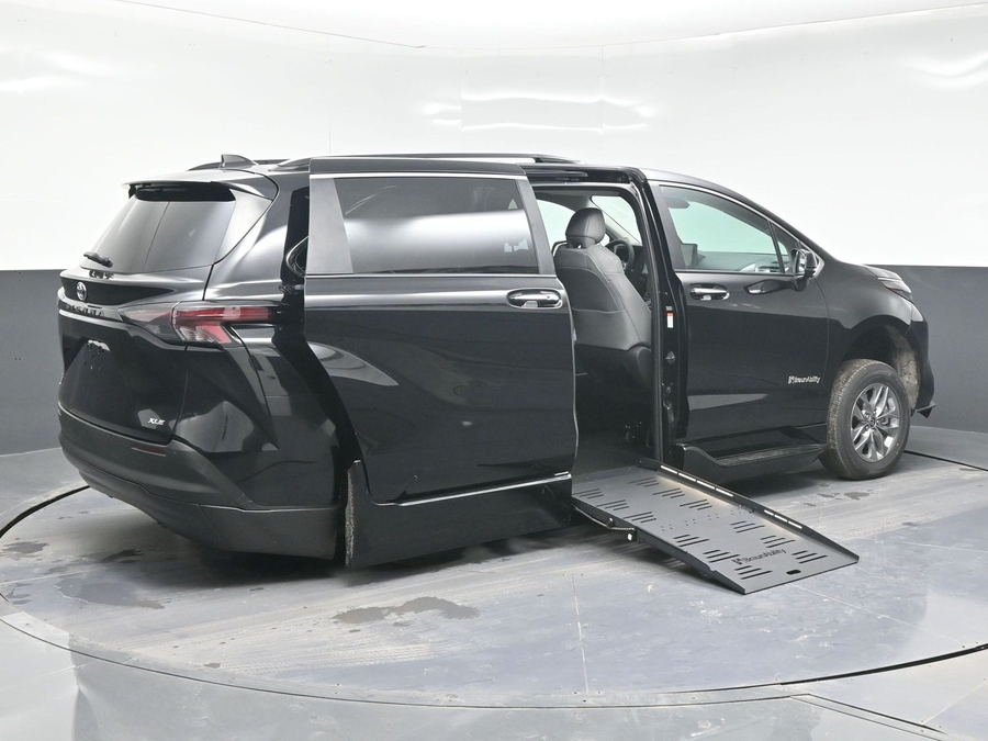 Black Toyota Sienna image number 6