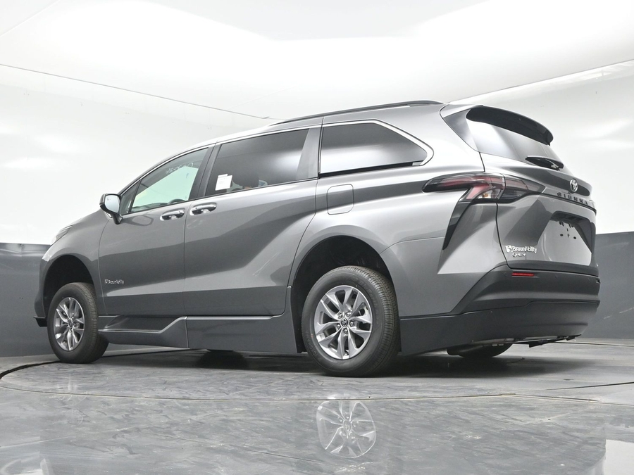2026 Toyota Sienna XLE - Photo 16