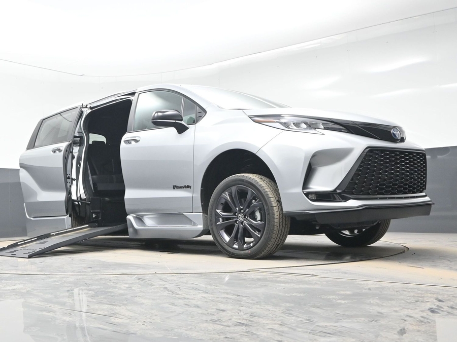 Silver Toyota Sienna image number 18