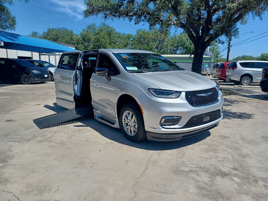 2026 Chrysler Pacifica Select's photo
