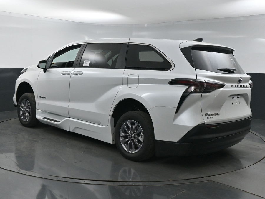 New 2025 Toyota Sienna Hybrid XLE Base - BraunAbility Side Entry Entry In Floor Automatic Ramp