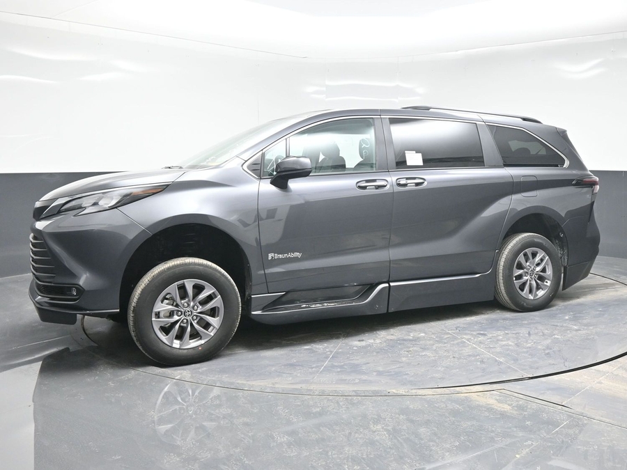 New 2025 Toyota Sienna Hybrid XLE Plus - BraunAbility Side Entry Entry Fold Out Automatic Ramp