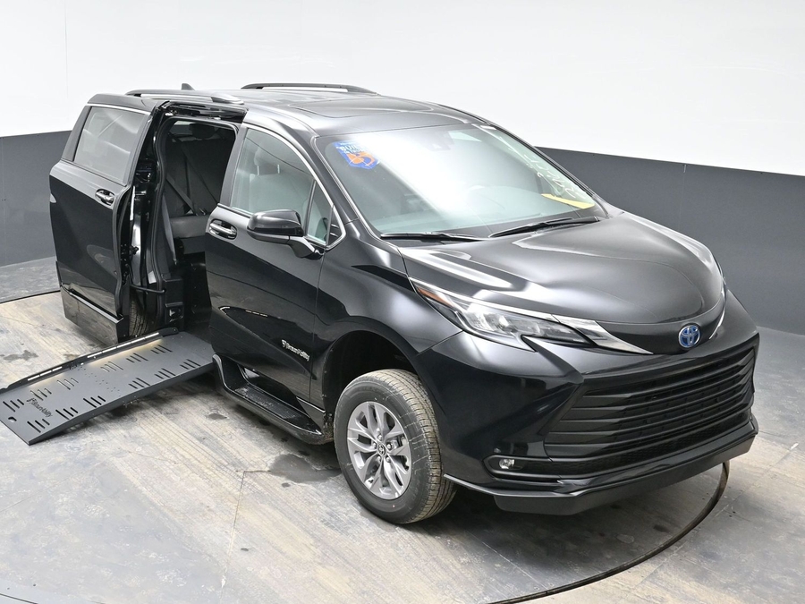 Black Toyota Sienna image number 22