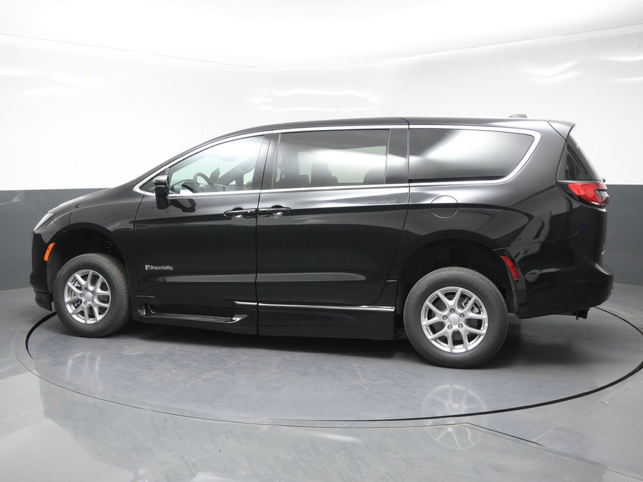 Black Chrysler Pacifica image number 3
