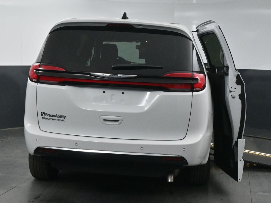 New 2025 Chrysler Pacifica SELECT PLUS - BraunAbility Side Entry Entry In Floor Automatic Ramp