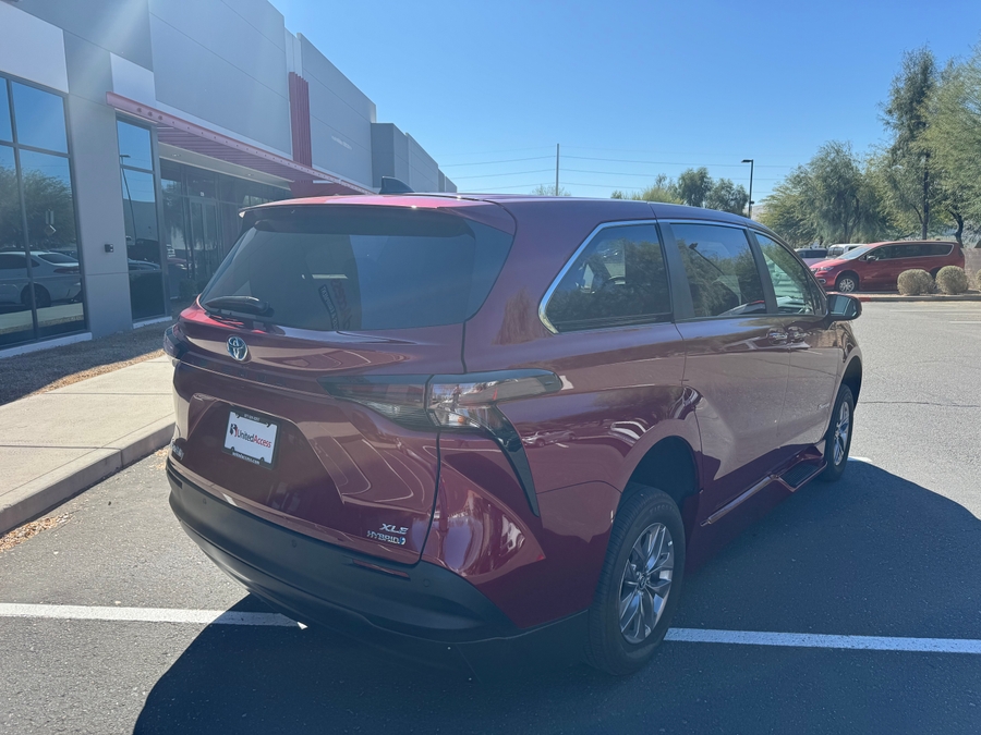 Used 2024 Toyota Sienna Hybrid XLE Base - BraunAbility Side Entry Entry Fold Out Automatic Ramp