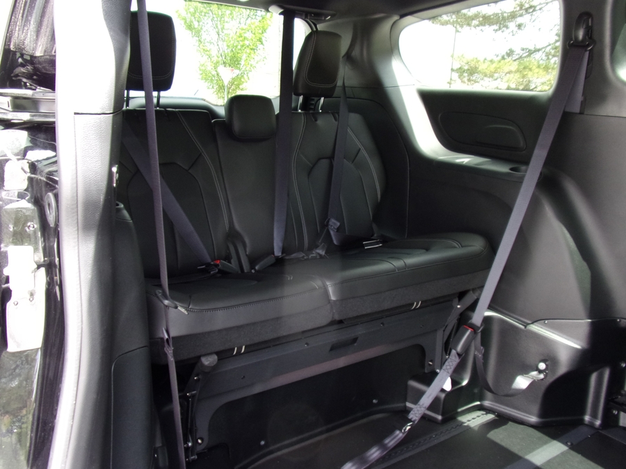 Black Chrysler Pacifica image number 16