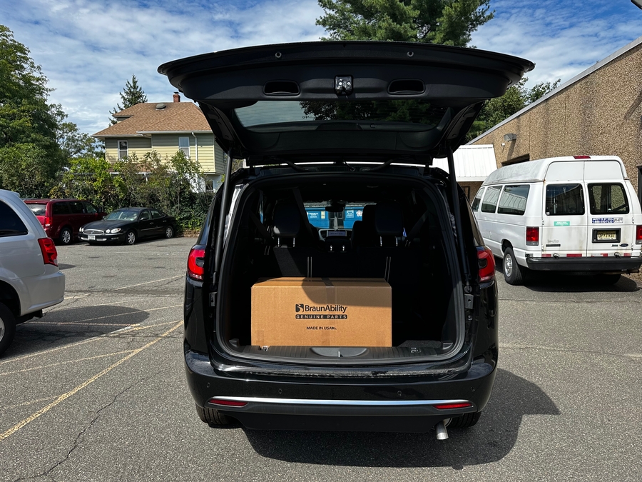 Black Chrysler Pacifica image number 31