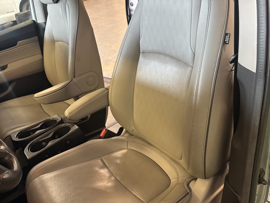 Silver Honda Odyssey image number 11