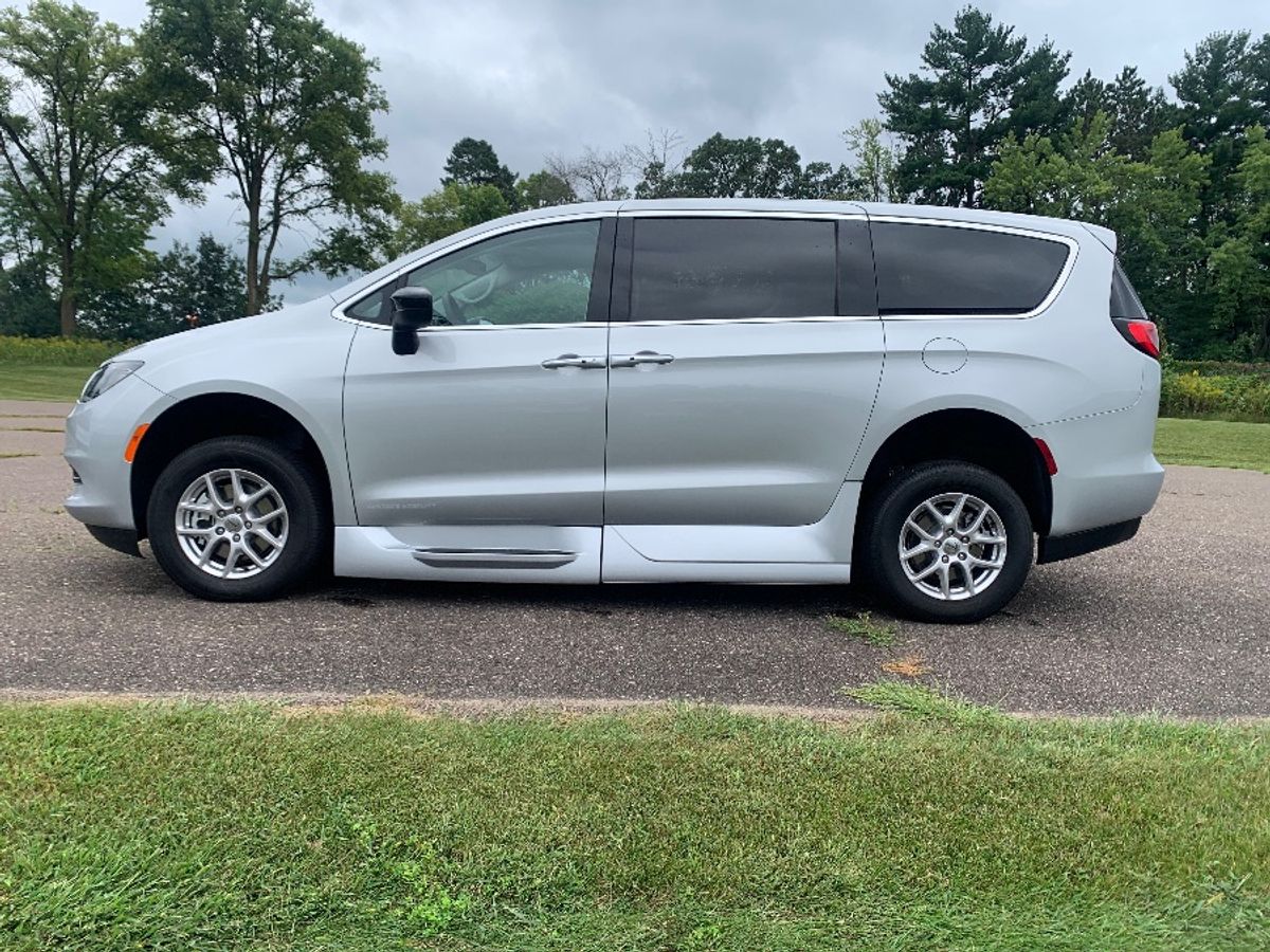 2024 CHRYSLER VOYAGER - Image 18