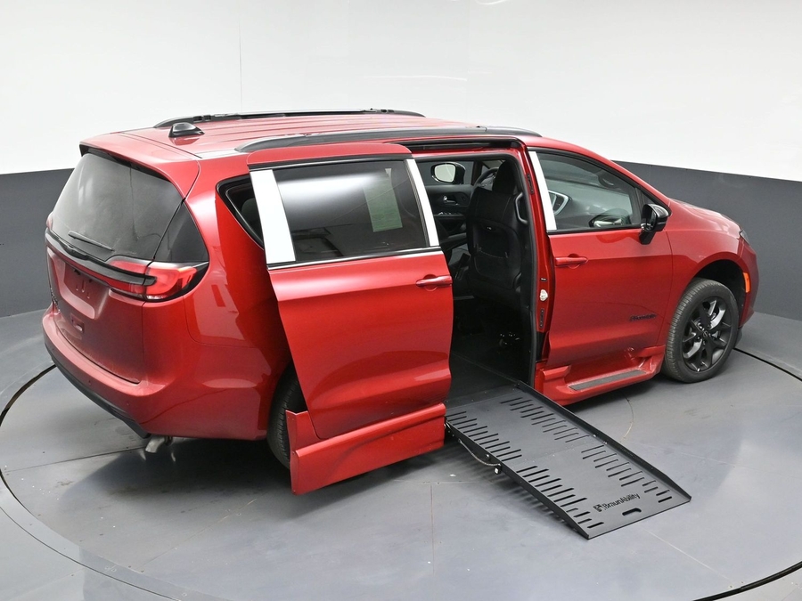 New 2026 Chrysler Pacifica Select Sport - BraunAbility Side Entry Fold Out Automatic Ramp