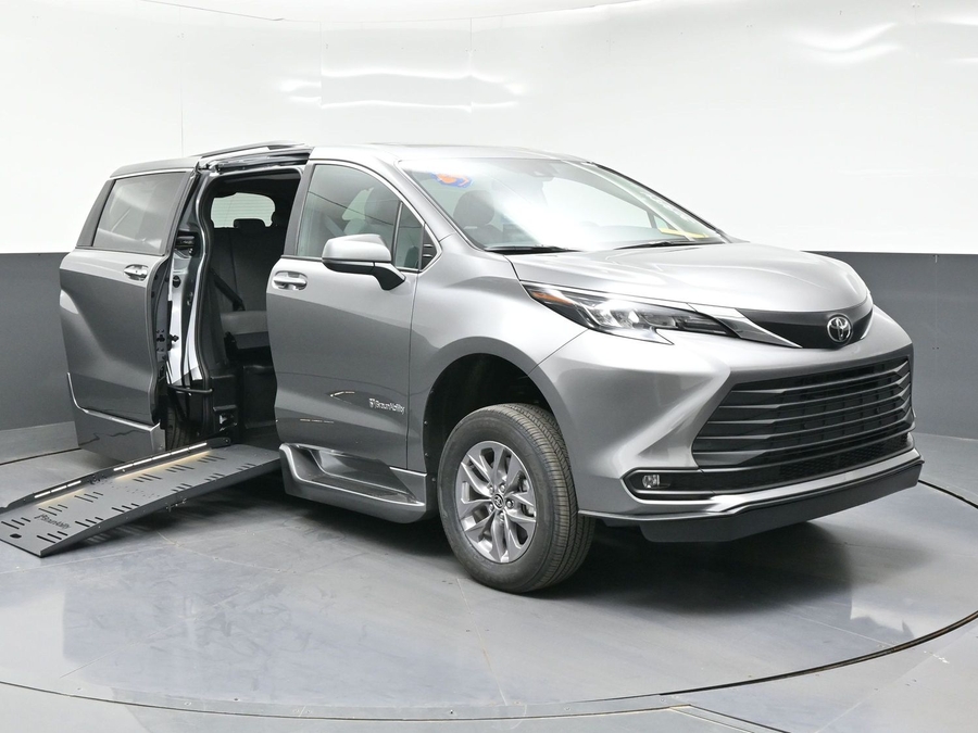 Grey Toyota Sienna image number 24
