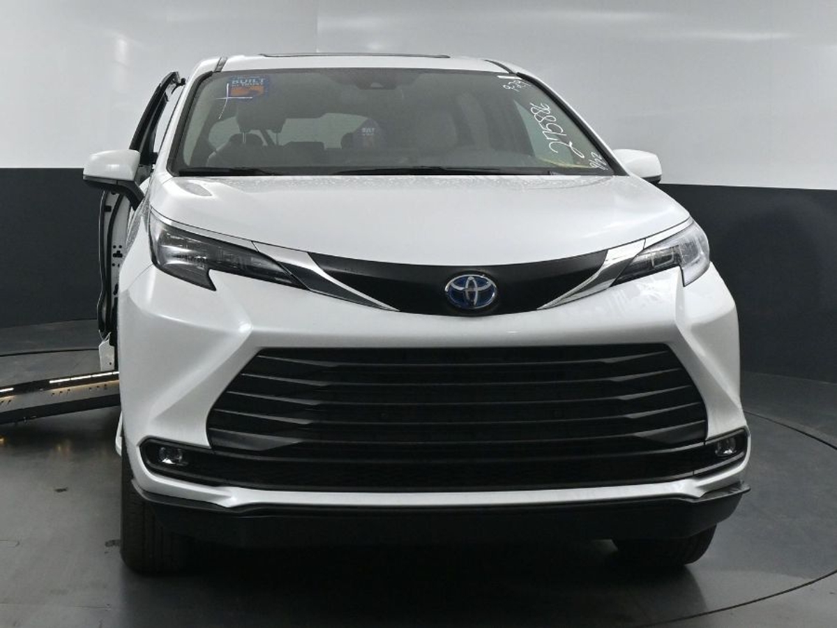 White Toyota Sienna image number 2