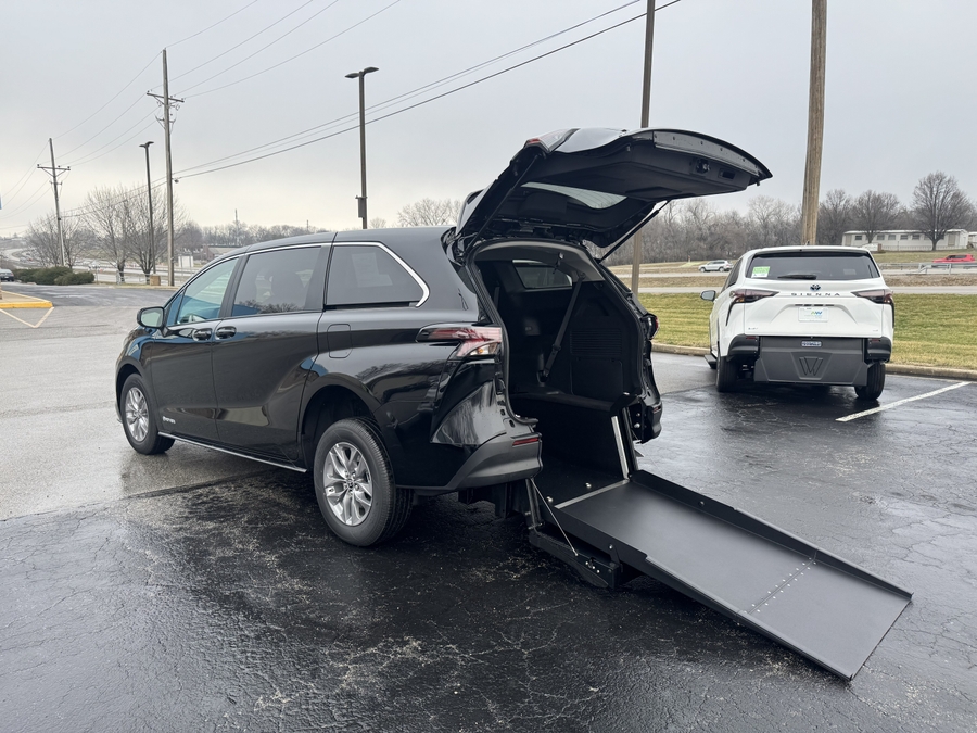 2025 TOYOTA SIENNA - Image 1