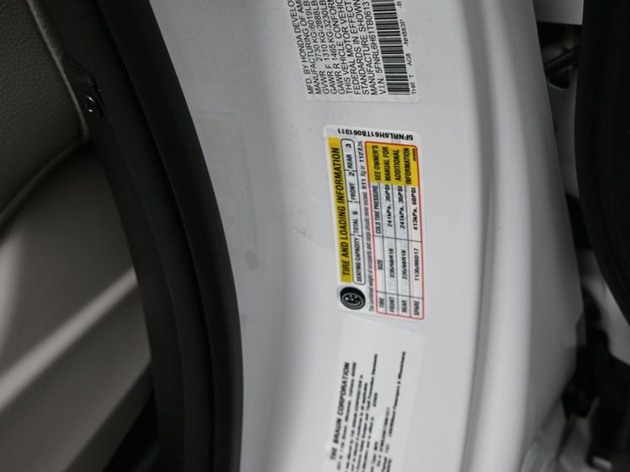 White Honda Odyssey image number 15