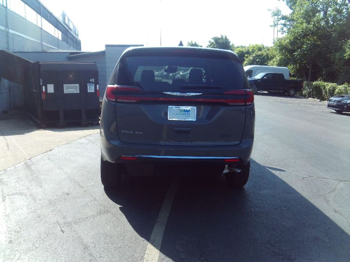 Grey Chrysler Pacifica image number 16