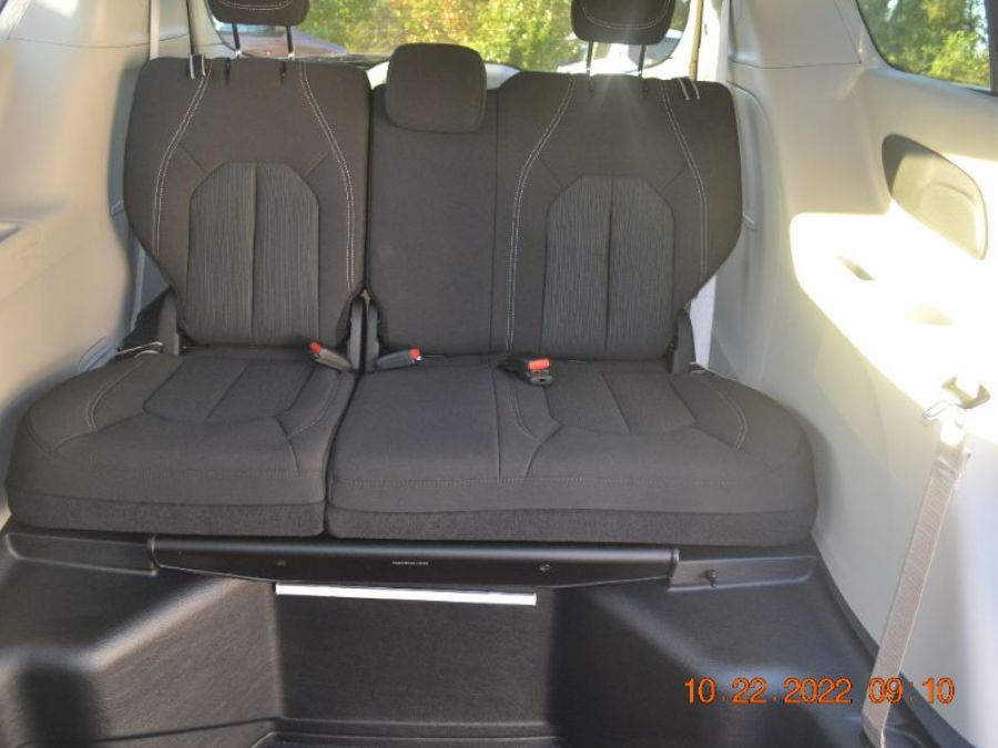 Black Chrysler Voyager image number 12