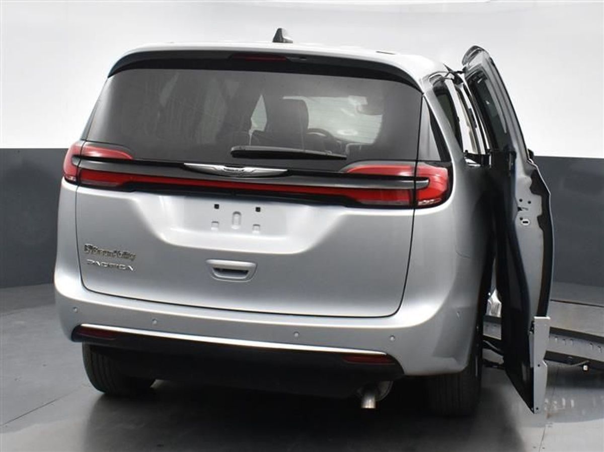 Silver Chrysler Pacifica image number 11