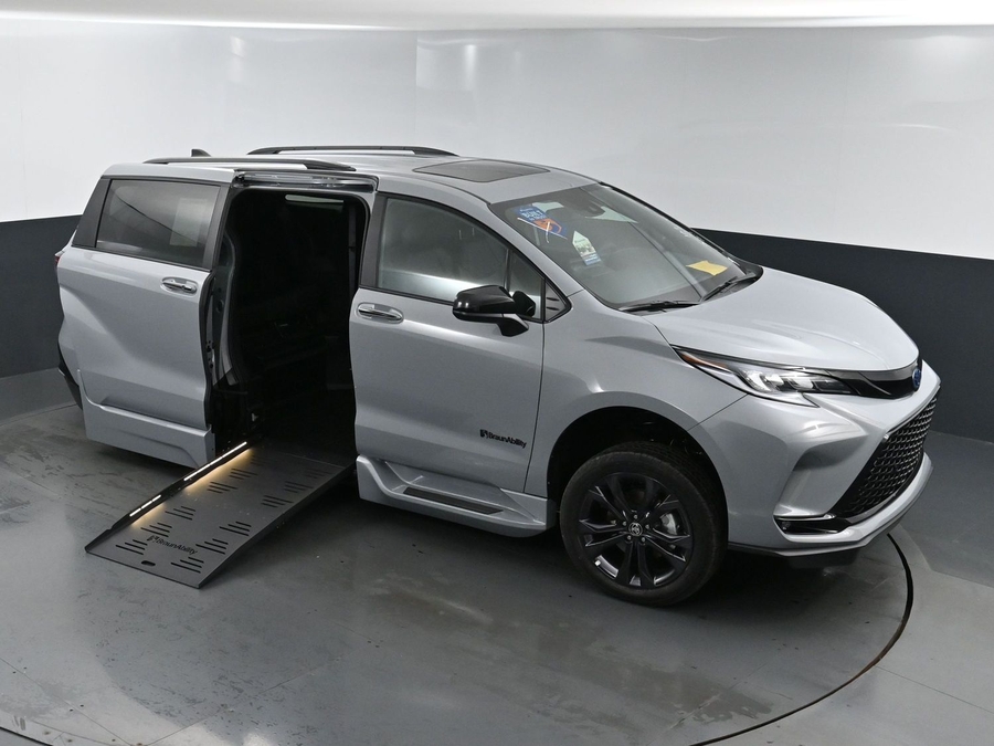 New 2025 Toyota Sienna Hybrid XSE - BraunAbility Side Entry Entry Fold Out Automatic Ramp