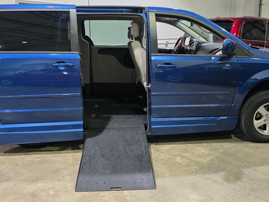 2011 Dodge Grand Caravan Mainstreet FWD's photo