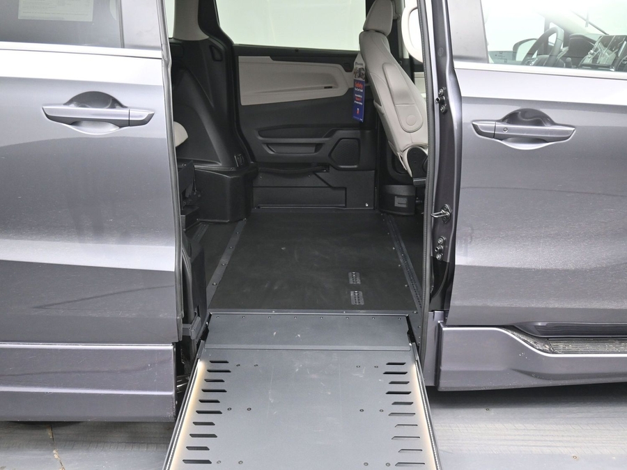 Grey Honda Odyssey image number 11