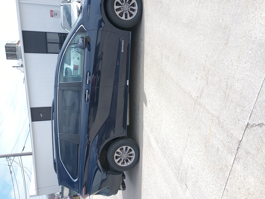 Blue Toyota Sienna image number 4