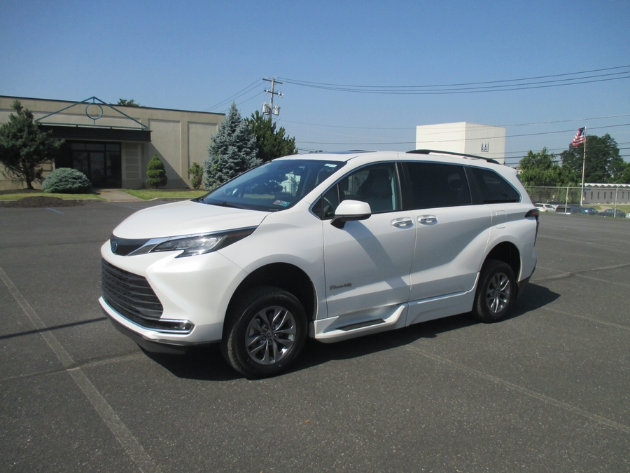 White Toyota Sienna image number 1