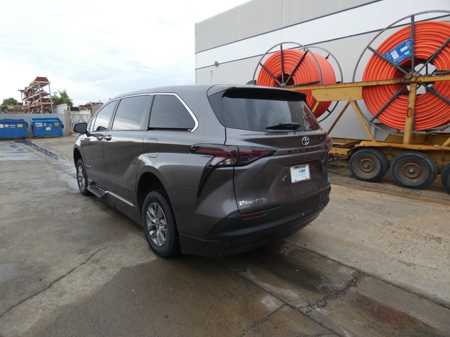 Grey Toyota Sienna image number 15