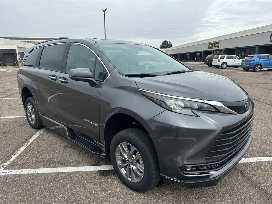 Grey Toyota Sienna image number 8