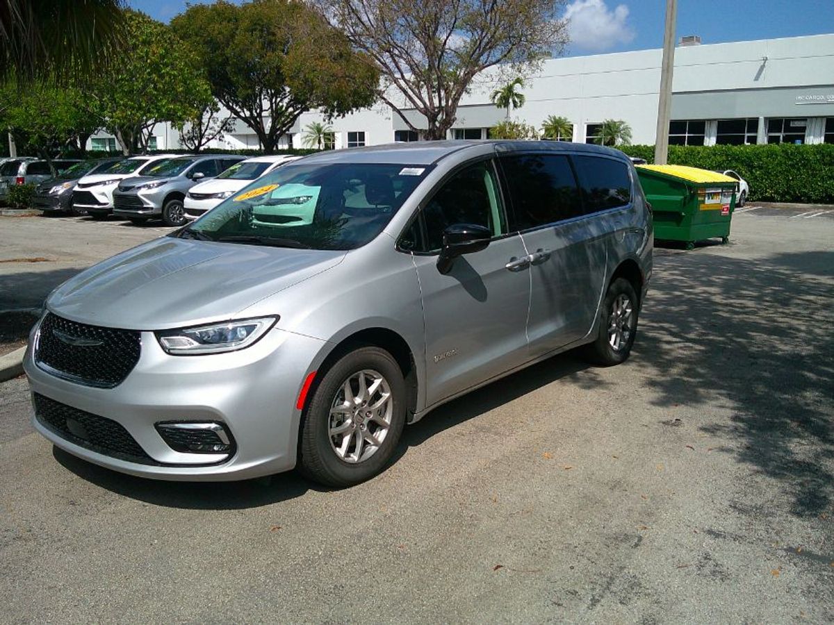 Silver Chrysler Pacifica image number 11