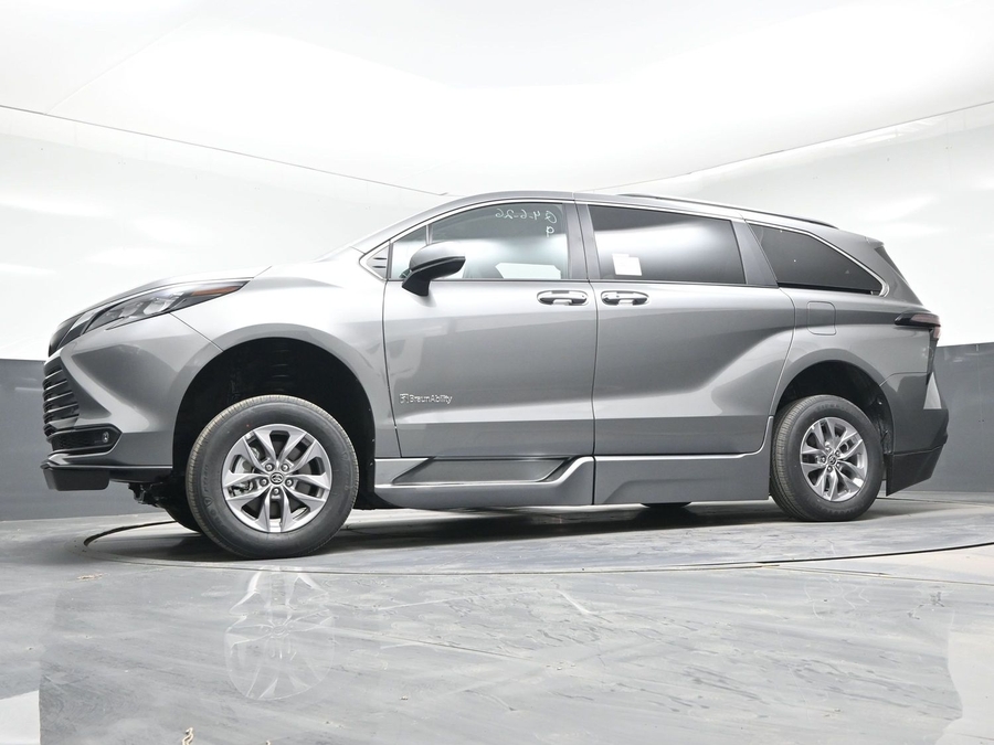 Grey Toyota Sienna image number 17