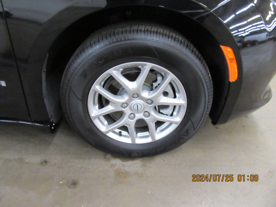 Black Chrysler Voyager image number 14