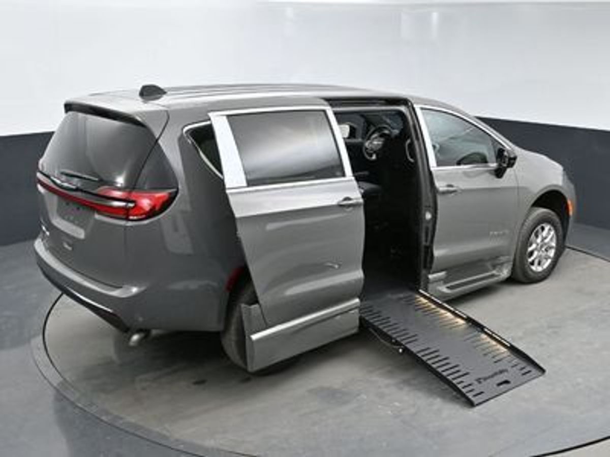 Grey Chrysler Pacifica image number 7