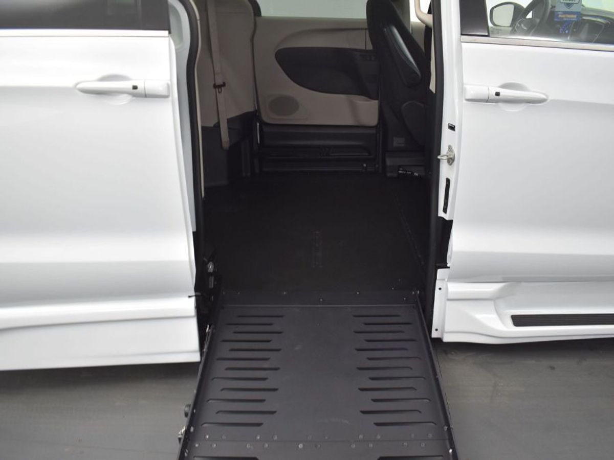 White Chrysler Voyager image number 11