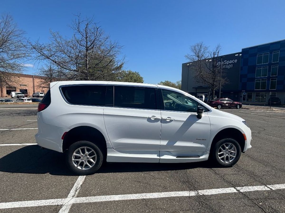 White Chrysler Voyager image number 10