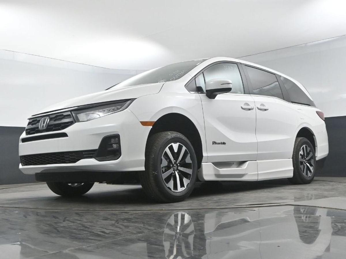 White Honda Odyssey image number 19
