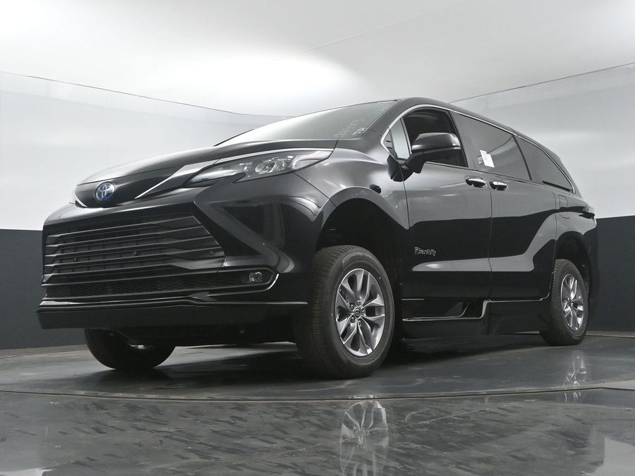 New 2025 Toyota Sienna Hybrid XLE Base - BraunAbility Side Entry Entry In Floor Automatic Ramp