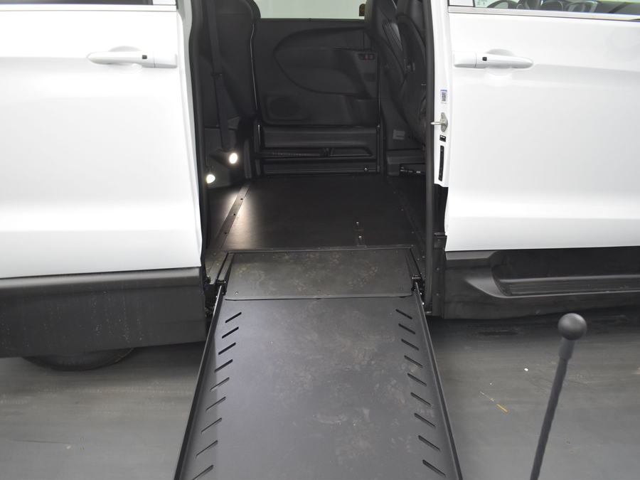 New 2025 Chrysler Voyager LX w MID ROW SEAT - BraunAbility Commercial Side Entry In Floor Manual Ramp