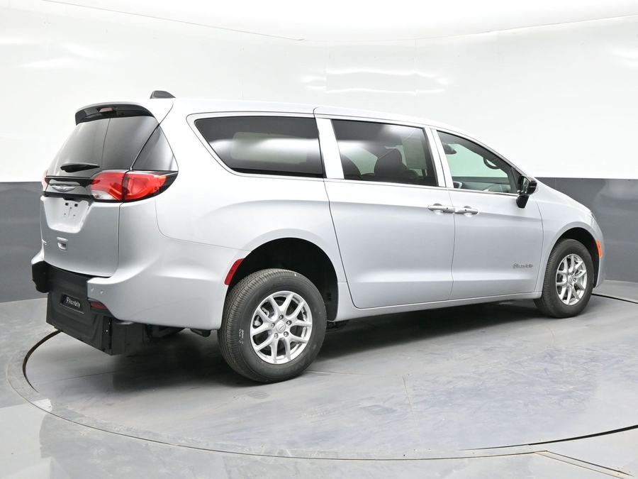 Silver Chrysler Voyager image number 6