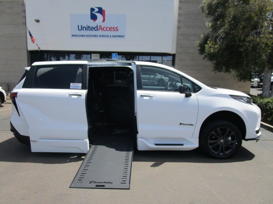 New 2026 Toyota Sienna Hybrid XSE Sport - BraunAbility Side Entry Entry In Floor Automatic Ramp