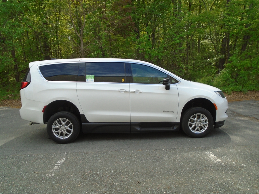 White Chrysler Voyager image number 9